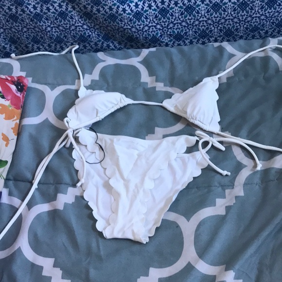 White scallop detail bikini - Picture 1 of 1
